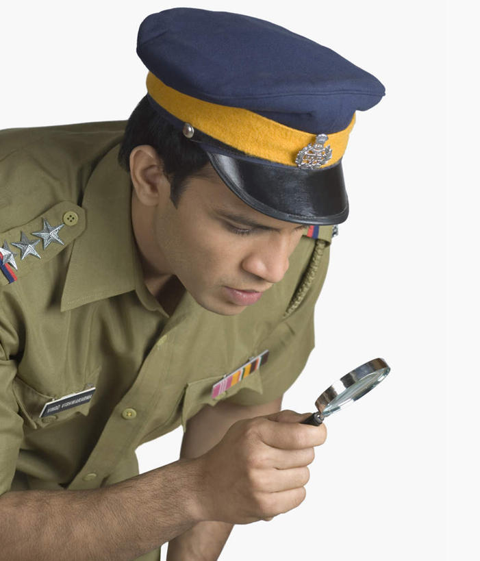 一个人,站,竖图,室外,白天,正面,工作服,制服,亚洲,仅一个男性,仅一个人,握,放大镜,拿,拿着,注视,仅一个年轻男性,观察,看,站着,握着,军帽,观看,军人,察看,关注,军服,工作制服,男人,男性,年轻男性,亚洲人,印度人,站立,半身,彩图,工作套服