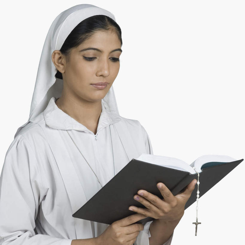一个人,站,横图,室内,白天,白色背景,正面,看书,阅读,帽子,书籍,亚洲,仅一个年轻女性,仅一个女性,仅一个人,握,学习,十字架,拿,拿着,注视,书本,观察,看,站着,读书,浏览,握着,摄影,宗教,影棚,观看,察看,关注,教徒,年轻女性,女人,女性,亚洲人,印度人,书,图书,站立,半身,彩图,影棚拍摄,拍摄