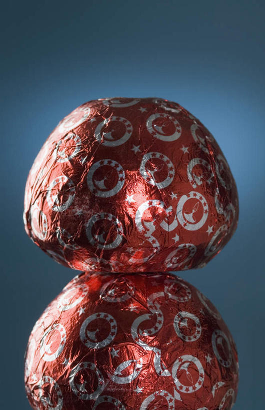 无人,竖图,室内,特写,白天,正面,鞭炮,蓝色背景,圆形,两个,摄影,影棚,爆竿,爆仗,爆竹,鞭爆,炮仗,彩图,影棚拍摄,拍摄