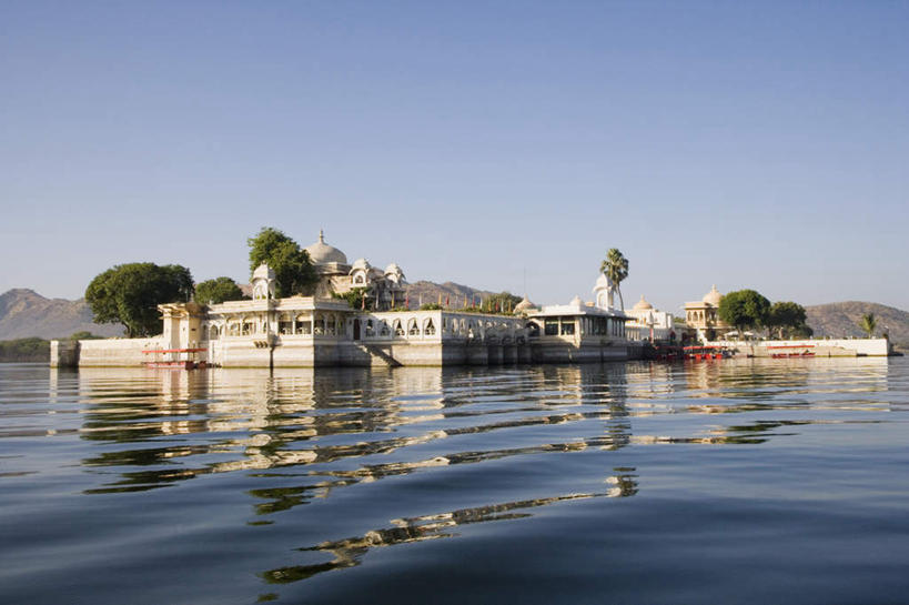 无人,横图,室外,白天,正面,旅游,度假,湖,湖泊,名胜古迹,水,植物,标志建筑,地标,建筑,印度,亚洲,波纹,遗迹,堡垒,城堡,湖面,水流,水面,涟漪,古迹,文物,娱乐,建设,古建筑,树,树木,蓝色,绿色,蓝天,水纹,天空,自然,波浪,湖水,天,享受,休闲,旅游胜地,放松,生长,晴朗,成长,波光粼粼,要塞,南亚,古文明,万里无云,拉贾斯坦邦,拉贾斯坦,印度共和国,水晕,乌代浦,设防,湖上皇宫,晴空,晴空万里,彩图