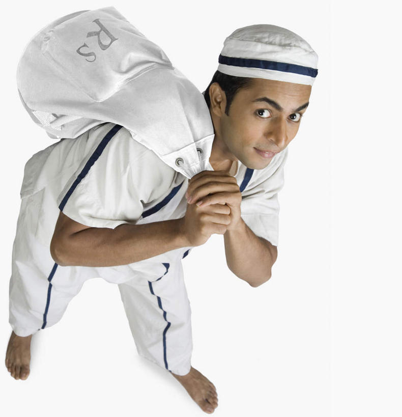 一个人,站,竖图,俯视,室内,白天,白色背景,制服,指示牌,袋子,帽子,亚洲,仅一个男性,仅一个人,握,标志,数字,文字,麻袋,注视,光脚,标识,仅一个年轻男性,容器,背着,观察,看,站着,赤脚,握着,摄影,影棚,观看,储藏,犯罪,察看,犯人,罪犯,储存,关注,盗贼,男人,男性,年轻男性,亚洲人,印度人,站立,彩图,高角度拍摄,全身,影棚拍摄,拍摄,贮存,法律