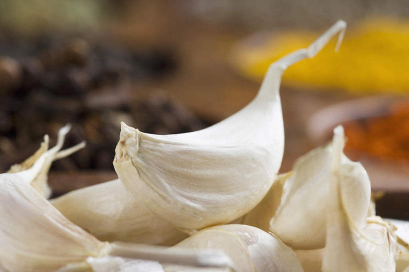 无人,横图,俯视,室内,特写,白天,蔬菜,蒜,朦胧,模糊,新鲜,木制,木盒,食品,蒜头,食物,木制品,容器,有机食品,绿色食品,储藏,储存,胡蒜,大蒜,彩图,高角度拍摄,贮存