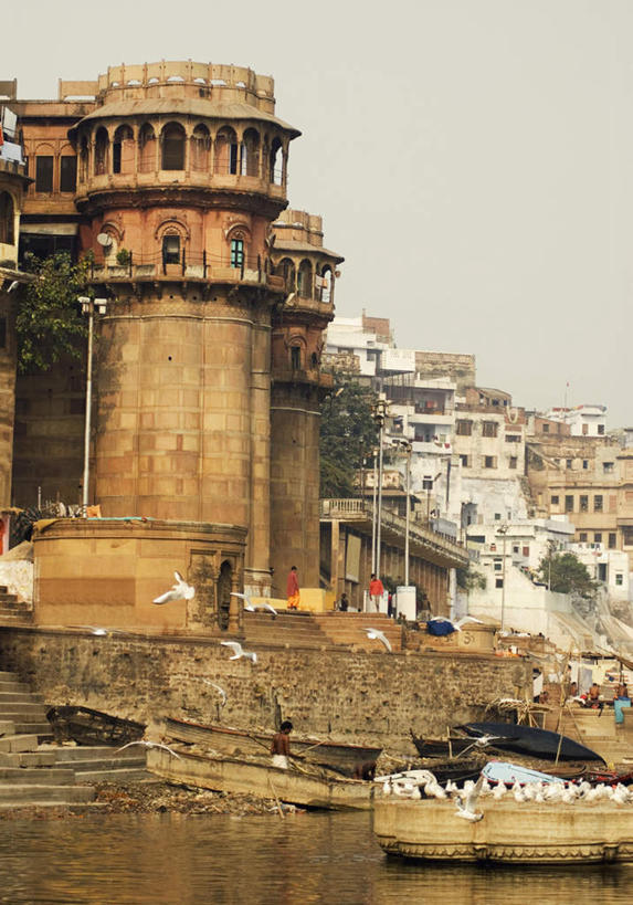 无人,家,竖图,室外,白天,仰视,度假,河流,美景,水,城市风光,城市,船,印度,亚洲,朦胧,模糊,房屋,屋子,河水,景观,水流,木船,娱乐,楼房,住宅,天空,交通工具,天,享受,休闲,景色,放松,晴朗,舟,载具,南亚,万里无云,印度共和国,北方邦,瓦拉纳西,贝拿勒斯,晴空,晴空万里,彩图,低角度拍摄,房子