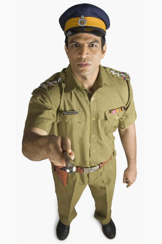 一个人,站,竖图,俯视,室外,白天,白色背景,工作服,制服,亚洲,仅一个男性,仅一个人,握,棍子,拿,拿着,注视,仅一个年轻男性,观察,看,站着,握着,摄影,军帽,影棚,观看,军人,木棍,察看,关注,军服,工作制服,男人,男性,年轻男性,亚洲人,印度人,站立,彩图,高角度拍摄,全身,影棚拍摄,工作套服,拍摄