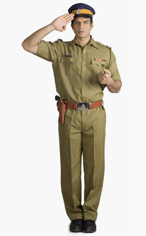 一个人,站,竖图,室内,白天,白色背景,正面,工作服,制服,照明,亚洲,仅一个男性,仅一个人,握,灯光,拿,拿着,注视,灯,仅一个年轻男性,观察,看,握拳,站着,握着,摄影,军帽,影棚,观看,军人,照亮,察看,敬礼,照明设备,关注,军服,手电筒,电筒,手电,工作制服,男人,男性,年轻男性,亚洲人,印度人,站立,彩图,全身,影棚拍摄,工作套服,拍摄