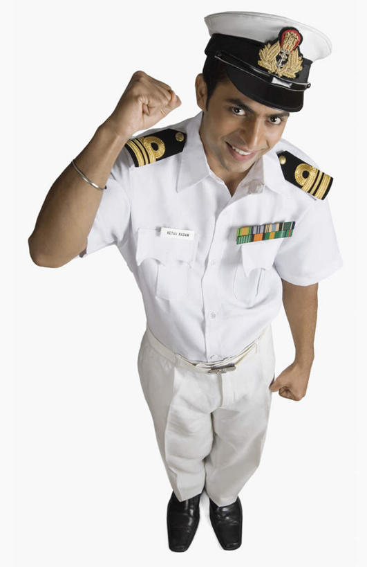 一个人,笑,微笑,露齿笑,竖图,俯视,室内,白天,白色背景,工作服,制服,亚洲,仅一个男性,仅一个人,握,拿,拿着,仅一个年轻男性,握拳,握着,摄影,军帽,影棚,军人,军服,海军,工作制服,水师,男人,男性,年轻男性,亚洲人,印度人,水兵,举手,彩图,高角度拍摄,全身,影棚拍摄,工作套服,拍摄