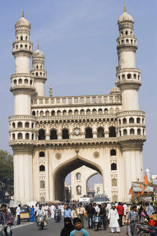 教堂,竖图,室外,白天,正面,旅游,度假,名胜古迹,植物,标志建筑,地标,建筑,印度,亚洲,行人,游客,游人,阴影,服装,节日,遗迹,光线,影子,拱门,许多人,注视,休闲装,古迹,文化,文物,娱乐,建设,古建筑,路人,旅客,树,树木,衣服,蓝色,绿色,蓝天,天空,阳光,自然,天,观察,看,祈祷,一群人,享受,休闲,健康,休闲服,旅游胜地,放松,许愿,宗教,服饰,信仰,生长,晴朗,成长,观看,纪念,祈求,察看,基督教,关注,天主教,南亚,信念,古文明,万里无云,首府,印度共和国,过客,安得拉,安得拉邦,海得拉巴,海德拉巴,平安,男人,男性,年轻男性,年轻女性,女人,女性,亚洲人,印度人,晴空,晴空万里,半身,彩图,大教堂,礼拜堂