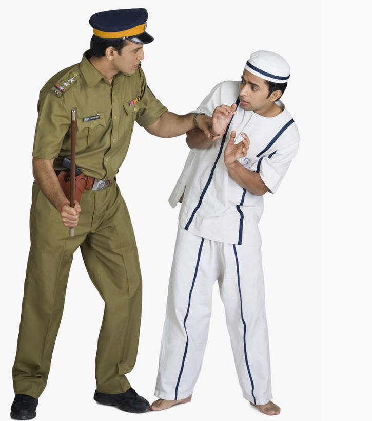 两个人,警察,警卫,竖图,室内,白天,白色背景,正面,工作服,制服,竞争,亚洲,对抗,冲突,枪支,注视,破坏,观察,看,武器,战争,摄影,手枪,影棚,观看,害怕,损坏,察看,抓住,攻击,威胁,犯人,对立,关注,矛盾,兵器,防御,警棍,枪械,囚犯,弹夹,敌对,挫败,斗争,抗拒,抗衡,杀伤,威慑,工作制服,监犯,囚徒,罪人,子弹夹,危险,男人,男性,年轻男性,亚洲人,印度人,保安,警卫员,看守,卫兵,彩图,全身,影棚拍摄,工作套服,拍摄