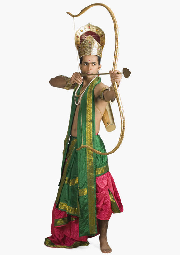 一个人,站,竖图,室内,白天,白色背景,正面,民族服装,竞争,皇冠,亚洲,仅一个男性,仅一个人,戴,对抗,服装,冲突,拿,拿着,注视,破坏,仅一个年轻男性,衣服,观察,看,站着,武器,战争,摄影,服饰,影棚,观看,损坏,权威,察看,攻击,威胁,衣着,穿着,对立,高贵,关注,矛盾,兵器,瞄准,防御,表演服,演出服,敌对,挫败,斗争,抗拒,抗衡,杀伤,威慑,权力,统治,衣饰,弓鞬,弓套,道具服,危险,男人,男性,年轻男性,亚洲人,印度人,王冠,站立,彩图,全身,影棚拍摄,传统服装,民俗服,拍摄