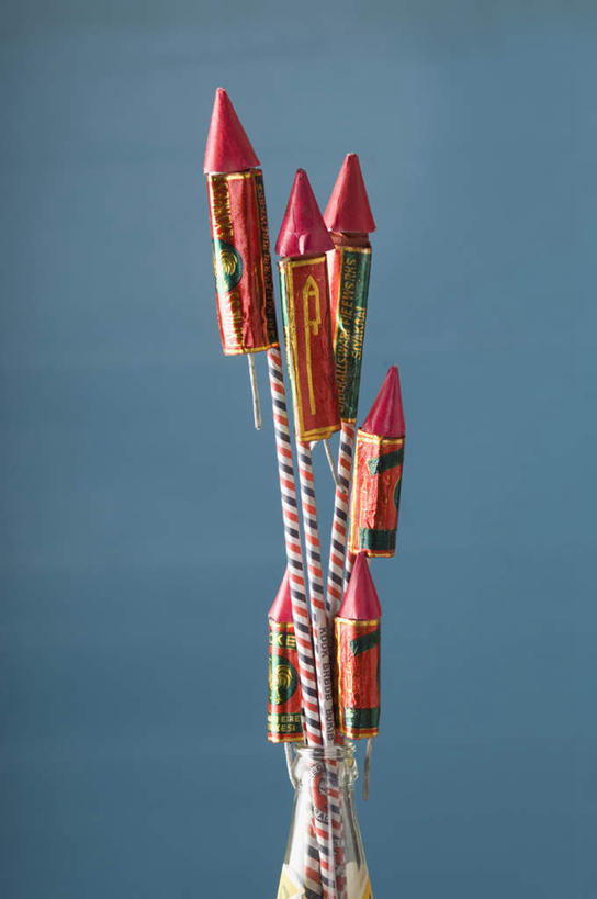 无人,竖图,室内,特写,白天,正面,火箭,航天,科技,烟火,静物,蓝色背景,节日,庆祝,科学,文化,焰火,庆典,运输,摄影,影棚,纪念,载具,礼花,印度文化,花炮,礼花炮,排灯节,万灯节,烟花,彩图,影棚拍摄,拍摄,大宝森节,屠妖节,印度灯节