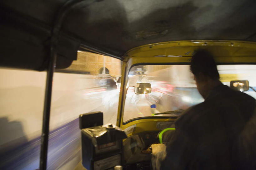 背部,一个人,站,横图,室外,白天,道路,路,公路,亚洲,仅一个男性,仅一个人,朦胧,模糊,黄包车,三轮车,交通,注视,车,脚踏车,仅一个年轻男性,交通工具,人力车,观察,看,站着,观看,察看,关注,载具,男人,男性,年轻男性,亚洲人,印度人,马路,站立,半身,彩图