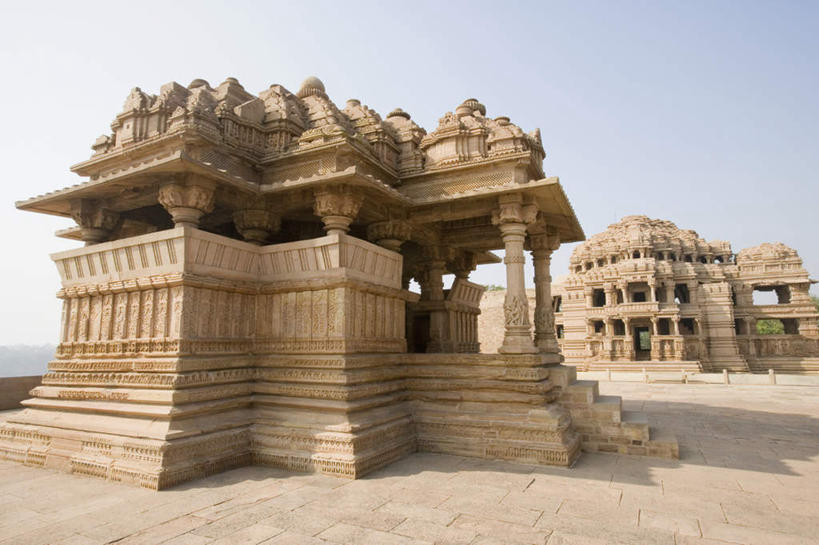 无人,寺庙,横图,室外,白天,正面,旅游,度假,石头,名胜古迹,标志建筑,地标,建筑,印度,亚洲,阴影,节日,遗迹,光线,石子,影子,墙,燃烧,古迹,文化,文物,娱乐,建设,古建筑,废墟,墙壁,墙面,蓝色,蓝天,天空,阳光,香火,庙宇,天,祈祷,享受,休闲,健康,旅游胜地,放松,许愿,宗教,信仰,晴朗,纪念,祈求,南亚,古文明,万里无云,印度共和国,中央邦,平安,石块,晴空,晴空万里,彩图,庙,寺