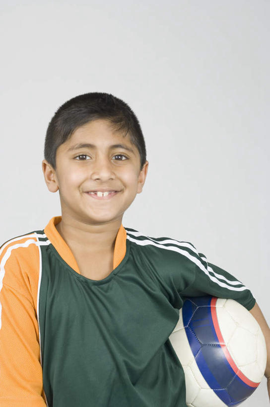 儿童,一个人,站,笑,微笑,露齿笑,竖图,室内,白天,正面,纯洁,排球,亚洲,仅一个男性,仅一个人,服装,排球装备,注视,休闲装,运动器械,小孩,衣服,观察,看,站着,仅一个小孩,休闲,休闲服,健身器械,可爱,童年,童趣,服饰,观看,察看,关注,健身器材,童真,烂漫,无邪,天真,排球运动,男孩,男人,男性,亚洲人,印度人,孩子,站立,半身,彩图,运动器材,男生