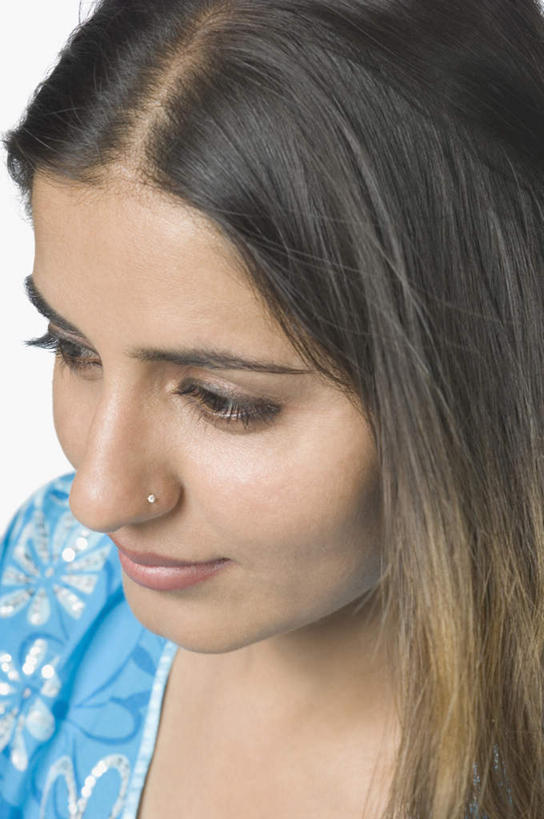 脸,头,脸颊,一个人,站,竖图,俯视,室内,特写,白天,白色背景,民族服装,亚洲,仅一个年轻女性,仅一个女性,仅一个人,服装,注视,装饰品,衣服,饰品,首饰,观察,看,站着,摄影,服饰,影棚,观看,耳坠,察看,衣着,穿着,关注,耳饰,衣饰,年轻女性,女人,女性,亚洲人,印度人,头部,脸部,脸蛋,面部,站立,半身,彩图,高角度拍摄,影棚拍摄,传统服装,民俗服,拍摄