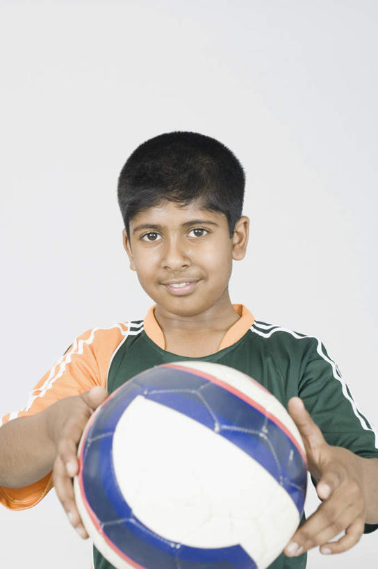 儿童,一个人,站,笑,微笑,露齿笑,竖图,室内,白天,正面,纯洁,排球,亚洲,仅一个男性,仅一个人,服装,排球装备,注视,休闲装,运动器械,小孩,衣服,观察,看,站着,仅一个小孩,休闲,休闲服,健身器械,可爱,童年,童趣,服饰,观看,察看,关注,健身器材,童真,烂漫,无邪,天真,排球运动,男孩,男人,男性,亚洲人,印度人,孩子,站立,半身,彩图,运动器材,男生