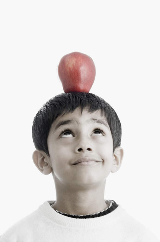儿童,脸,头,脸颊,一个人,竖图,室内,特写,白天,白色背景,正面,纯洁,苹果,水果,亚洲,仅一个男性,仅一个人,服装,新鲜,生食,食品,果实,顶,注视,休闲装,食物,小孩,衣服,观察,看,仅一个小孩,休闲,休闲服,可爱,童年,童趣,摄影,服饰,有机食品,绿色食品,影棚,观看,察看,关注,童真,烂漫,无邪,天真,男孩,男人,男性,亚洲人,印度人,孩子,头部,脸部,脸蛋,面部,半身,彩图,影棚拍摄,拍摄,男生