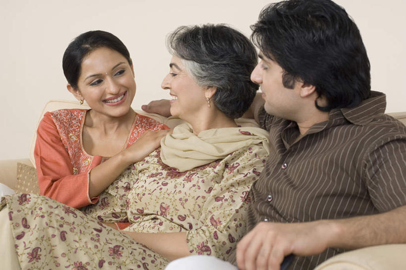 三个人,家庭,母亲,女儿,儿子,客厅,坐,笑,说,微笑,露齿笑,横图,室内,白天,正面,沙发,亚洲,服装,注视,休闲装,衣服,观察,看,休闲,温暖,温馨,母女,母子,一家人,休闲服,母爱,服饰,观看,和睦,察看,起居室,关注,布艺沙发,客堂,交流,男人,男性,年轻男性,年轻女性,女人,女性,中年女性,亚洲人,印度人,沟通,讲话,交谈,说话,谈话,坐着,半身,彩图,融洽