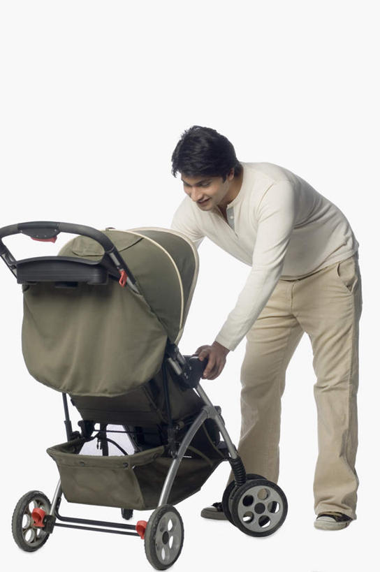 一个人,站,笑,微笑,露齿笑,竖图,室内,白天,白色背景,正面,亚洲,仅一个男性,仅一个人,仅一个中年男性,弯腰,服装,注视,休闲装,车,婴儿车,衣服,观察,看,站着,休闲,休闲服,摄影,服饰,影棚,观看,察看,关注,载具,弯身,宝宝车,婴儿手推车,婴儿推车,男人,男性,中年男性,亚洲人,印度人,站立,彩图,全身,影棚拍摄,拍摄