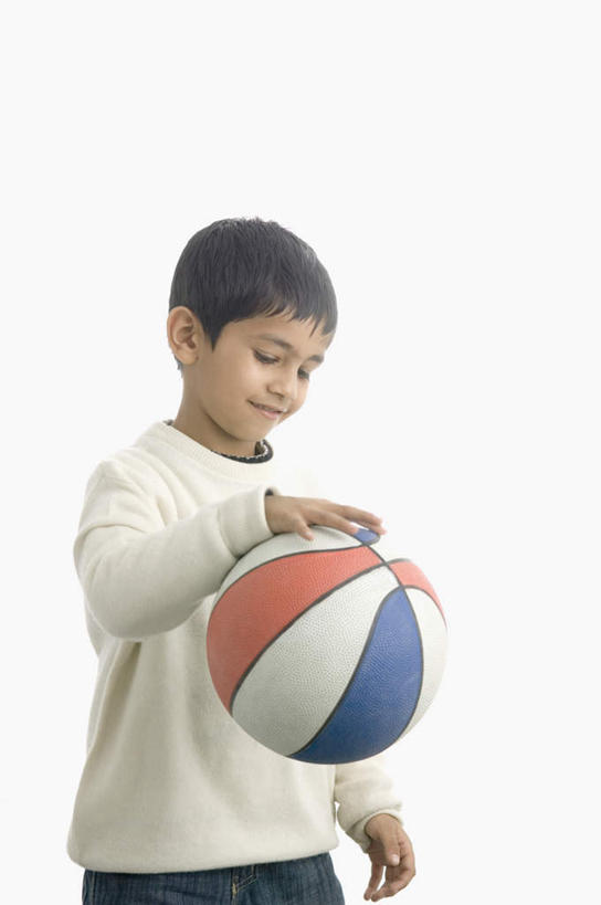 儿童,一个人,站,竖图,室内,白天,白色背景,正面,纯洁,篮球,亚洲,仅一个男性,仅一个人,服装,篮球装备,注视,休闲装,运动器械,小孩,衣服,观察,看,站着,仅一个小孩,休闲,休闲服,健身器械,可爱,童年,童趣,拍,摄影,服饰,影棚,观看,察看,关注,健身器材,篮球运动,童真,烂漫,无邪,拍着,天真,男孩,男人,男性,亚洲人,印度人,孩子,站立,半身,彩图,影棚拍摄,拍摄,运动器材,男生