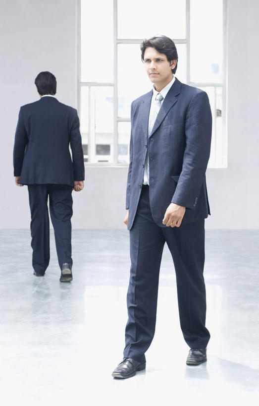 两个人,同事,商务人士,商务男性,走,竖图,室内,白天,正面,衬衫,成功,合作,团队,集体,信心,窗户,亚洲,套装,队伍,玻璃窗,领导,成就,商务装,合伙,领袖,工薪阶层,年轻女性,女人,女性,亚洲人,印度人,白领,上班族,步行,散步,走路,彩图,全身,衬衣