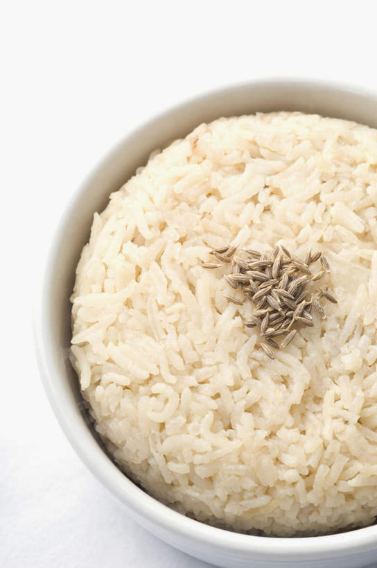 无人,竖图,俯视,室内,特写,白天,白色背景,餐桌,桌子,一堆,阴影,堆叠,堆积,反射,影子,陶瓷,谷类,谷物,陶瓷制品,米,一个,容器,碗,摄影,影棚,单个,餐台,储藏,堆,储存,香米,印度香米,巴斯马蒂大米,巴斯马蒂香米,香稻,彩图,高角度拍摄,影棚拍摄,拍摄,贮存