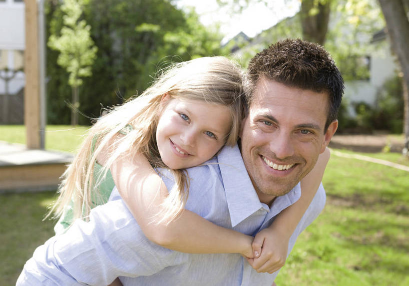 西方人,儿童,中年人,背,一个人,两个人,家庭,父亲,女儿,站,抱,笑,微笑,露齿笑,横图,室外,白天,正面,纯洁,草地,草坪,植物,欧洲,欧洲人,仅一个女性,仅一个人,阴影,服装,光线,影子,注视,休闲装,草,树,树木,小孩,衣服,绿色,阳光,自然,背着,观察,看,站着,仅一个小孩,休闲,温暖,温馨,父女,一家人,休闲服,父爱,可爱,童年,童趣,服饰,生长,成长,抱着,观看,和睦,察看,搂着,关注,童真,烂漫,无邪,背负,天真,男人,男性,女孩,女人,女性,中年男性,白种人,孩子,怀抱,搂,搂抱,相抱,拥抱,站立,半身,彩图,融洽,女生