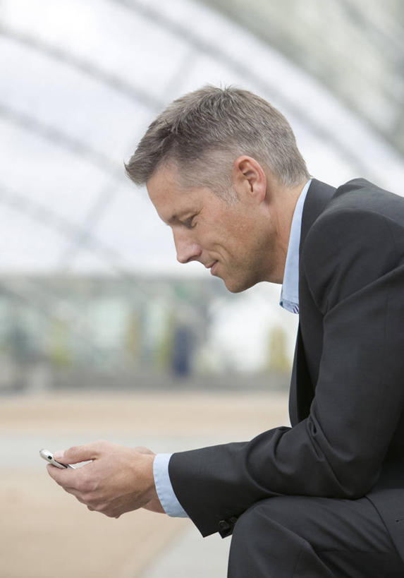 西方人,一个人,商务人士,商务男性,机场,坐,打电话,竖图,室内,白天,侧面,衬衫,飞机场,电话,手机,欧洲,欧洲人,仅一个男性,仅一个人,仅一个中年男性,握,阴影,套装,朦胧,模糊,反射,瓷砖,地砖,影子,地面,拿,拿着,注视,通讯设备,低头,观察,看,握着,观看,察看,关注,商务装,工薪阶层,一部,垂头,交流,男人,男性,中年男性,白种人,白领,上班族,航空站,空港,沟通,通话,坐着,半身,彩图,衬衣