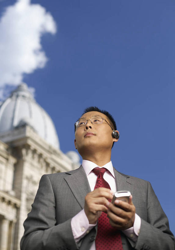 东方人,一个人,商务人士,商务男性,高楼大厦,站,打电话,竖图,室外,白天,仰视,衬衫,通讯,办公楼,大厦,建筑,摩天大楼,写字楼,电话,手机,亚洲,仅一个男性,仅一个人,仅一个中年男性,一副,握,阴影,套装,光线,信息,眼镜,影子,云,云朵,领带,拿,听,云彩,拿着,注视,黄种人,通讯设备,蓝色,白云,蓝天,天空,阳光,耳机,耳麦,话筒,楼宇,天,观察,看,站着,商务楼,握着,通信,晴朗,观看,协调,察看,麦克风,象征,庄重,关注,扩音器,商务装,身份,蓝牙,蓝牙耳机,近视眼镜,传声器,工薪阶层,一部,正式,地位,微音器,交流,男人,男性,中年男性,亚洲人,白领,上班族,晴空,沟通,通话,站立,半身,彩图,低角度拍摄,衬衣,大楼,高层建筑,高楼,摩天楼