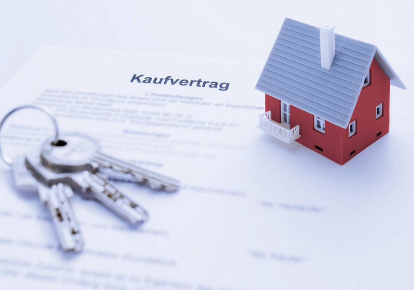 无人,家,横图,俯视,室内,特写,白天,白色背景,安全,别墅,静物,连接,装饰,立体,空间,英文,标志,材料,档案,文件,文字,纸,字符,字母,房屋,屋子,公寓,防护,钥匙,钥匙圈,标识,洋房,楼房,住宅,模型,手稿,资料,规划,摄影,影棚,合同,英文字母,保护,华丽,修饰,证明,点缀,变更,开启,封闭,文档,钥匙链,保险,协议,私密,钥匙扣,保全,周全,安稳,安定,防盗,衬托,美观,雅致,雅观,直观,建筑模型,建筑设计,贯穿,连结,衔接,设立,终止,串连,平安,设计,彩图,高角度拍摄,影棚拍摄,拍摄,房子,锁匙扣,钥匙挂