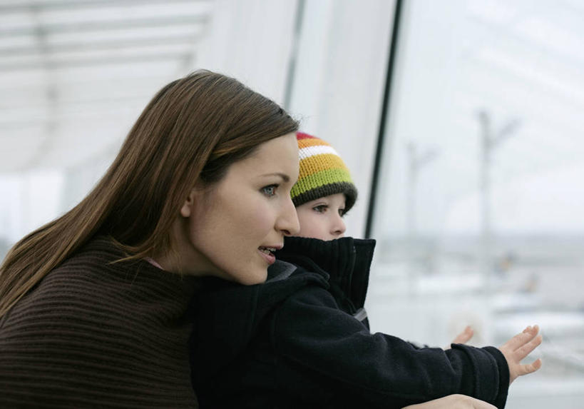 西方人,儿童,两个人,家庭,母亲,儿子,机场,站,笑,微笑,横图,室内,白天,侧面,纯洁,窗户,飞机,飞机场,帽子,欧洲,欧洲人,服装,朦胧,模糊,交通,注视,休闲装,航空,玻璃窗,小孩,衣服,交通工具,观察,看,站着,休闲,温暖,温馨,母子,一家人,休闲服,可爱,母爱,童年,童趣,运输,服饰,观看,和睦,察看,客机,关注,载具,童真,烂漫,无邪,棉帽,天真,男孩,年轻女性,女人,女性,白种人,孩子,年轻人,航空站,空港,站立,半身,彩图,融洽,男生