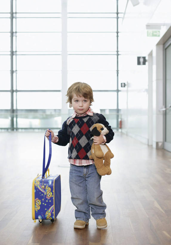 西方人,儿童,一个人,机场,站,竖图,室内,白天,正面,游戏,纯洁,窗户,落地窗,飞机场,熊,玩具,欧洲,欧洲人,仅一个男性,仅一个人,握,阴影,服装,反射,拉杆箱,旅行箱,玩偶,影子,走道,走廊,过道,泰迪熊,拿,玩,拿着,注视,休闲装,娱乐,玻璃窗,小孩,衣服,玩具熊,行李箱,箱子,观察,看,站着,仅一个小孩,休闲,休闲服,可爱,童年,童趣,益智,握着,服饰,毛绒玩具,观看,出差,安慰,察看,发泄,关注,消遣,童真,烂漫,无邪,宣泄,罗斯福熊,天真,男孩,男人,男性,白种人,孩子,航空站,空港,玩耍,嬉戏,站立,彩图,全身,旅行,男生