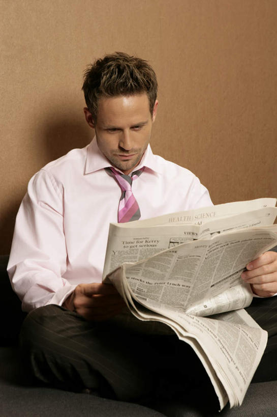 西方人,一个人,商务人士,商务男性,坐,盘腿,竖图,室内,白天,正面,衬衫,报纸,欧洲,欧洲人,仅一个男性,仅一个人,握,阴影,套装,反射,信息,影子,墙,领带,拿,拿着,注视,墙壁,墙面,仅一个年轻男性,观察,看,握着,观看,新闻,察看,象征,庄重,关注,商务装,身份,工薪阶层,正式,地位,男人,男性,年轻男性,白种人,白领,上班族,盘腿而坐,盘膝,盘着腿的,盘着腿坐,双腿交叉,坐着,彩图,全身,衬衣,报刊