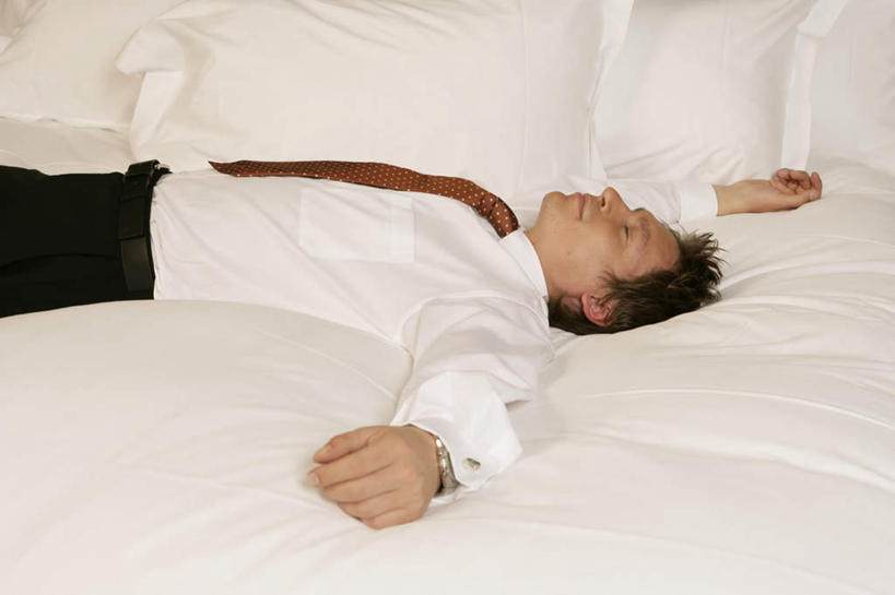 西方人,一个人,商务人士,商务男性,躺,闭眼,横图,俯视,室内,白天,衬衫,床,卧室,欧洲,欧洲人,仅一个男性,仅一个人,套装,时间,时钟,手表,墙,双人床,床单,领带,计时,被子,墙壁,墙面,仅一个年轻男性,钟表,休息,表,腕表,被单,象征,庄重,商务装,身份,工薪阶层,正式,地位,卧着,男人,男性,年轻男性,白种人,白领,上班族,钟,闭眼睛,闭着眼,闭着眼睛,躺着,卧,半身,彩图,高角度拍摄,衬衣,睡房,卧房