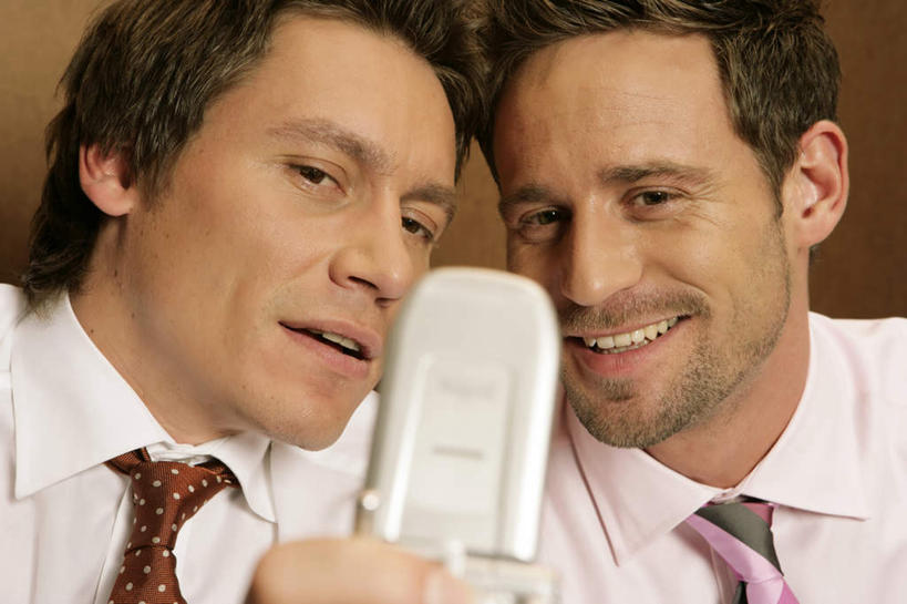 西方人,两个人,同事,商务人士,商务男性,办公室,笑,打电话,微笑,露齿笑,横图,室内,白天,正面,衬衫,成功,合作,团队,集体,信心,电话,手机,欧洲,欧洲人,套装,墙,领带,注视,通讯设备,队伍,墙壁,墙面,拍照,观察,看,靠,靠着,摄影,观看,察看,领导,象征,庄重,成就,关注,商务装,身份,合伙,领袖,工薪阶层,正式,地位,交流,男人,男性,年轻男性,白种人,年轻人,白领,上班族,沟通,通话,半身,彩图,衬衣,照相