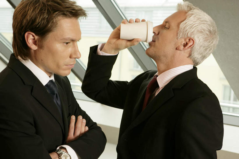 西方人,中年人,两个人,同事,商务人士,商务男性,办公室,举,双手交叉,横图,室内,白天,侧面,衬衫,成功,合作,团队,集体,信心,窗户,落地窗,杯子,欧洲,欧洲人,喝水,握,套装,塑料,墙,领带,拿,拿着,注视,队伍,玻璃窗,相视,墙壁,墙面,阳光,塑料制品,观察,看,托,面对面,握着,观看,塑料杯,对视,察看,领导,双手抱胸,象征,庄重,成就,关注,相对,商务装,身份,合伙,领袖,工薪阶层,相看,正式,地位,老年男性,男人,男性,年轻男性,白种人,年轻人,白领,上班族,举起,举手,举着,向上举,向上伸,向上托,半身,彩图,衬衣