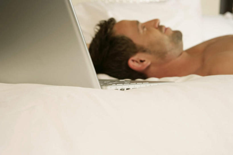 西方人,一个人,躺,闭眼,横图,室内,白天,侧面,电脑,笔记本电脑,窗户,落地窗,欧洲,欧洲人,仅一个男性,仅一个人,网络,通讯设备,玻璃窗,仅一个年轻男性,无线,通信设备,无线网络,无线上网,便携式电脑,卧着,手提电脑,男人,男性,年轻男性,白种人,闭眼睛,闭着眼,闭着眼睛,躺着,卧,半身,彩图