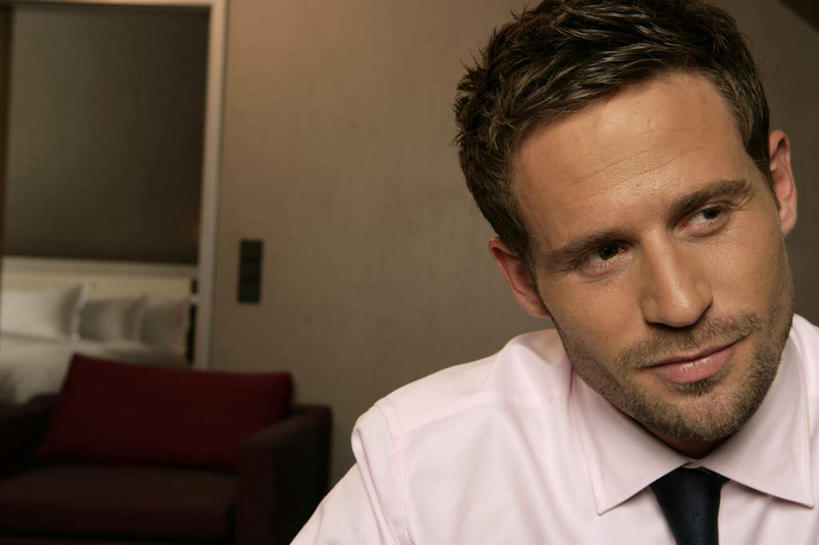 西方人,一个人,商务人士,商务男性,坐,横图,室内,白天,正面,衬衫,床,沙发,卧室,欧洲,欧洲人,仅一个男性,仅一个人,套装,墙,双人床,床单,领带,扭头,注视,被子,墙壁,墙面,仅一个年轻男性,观察,看,转头,观看,察看,被单,象征,庄重,关注,商务装,身份,布艺沙发,工薪阶层,正式,地位,男人,男性,年轻男性,白种人,白领,上班族,坐着,半身,彩图,衬衣,睡房,卧房