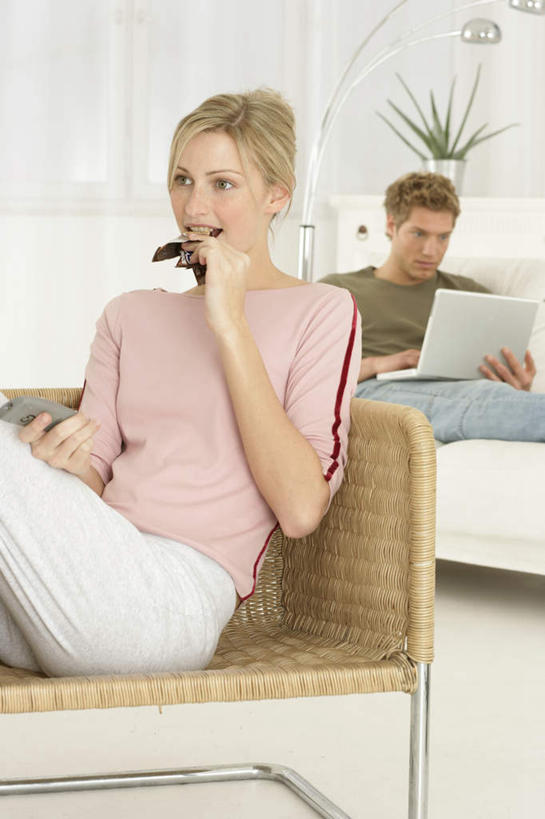 点心,西方人,两个人,夫妻,坐,吃,竖图,室内,白天,正面,爱情,电脑,笔记本电脑,沙发,台灯,照明,欧洲,欧洲人,敲打,握,阴影,光线,网络,影子,墙,灯光,食品,盆景,浪漫,拿,拿着,注视,输入,通讯设备,墙壁,墙面,灯,食物,阳光,灯具,遥控器,零食,打字,观察,看,温暖,温馨,恩爱,握着,恋人,观看,点击,敲击,照亮,和睦,察看,无线,照明设备,关注,通信设备,无线网络,布艺沙发,无线上网,便携式电脑,按键,手提电脑,男人,男性,年轻男性,年轻女性,女人,女性,白种人,夫妇,情侣,嚼,食,坐着,半身,彩图,伴侣,融洽