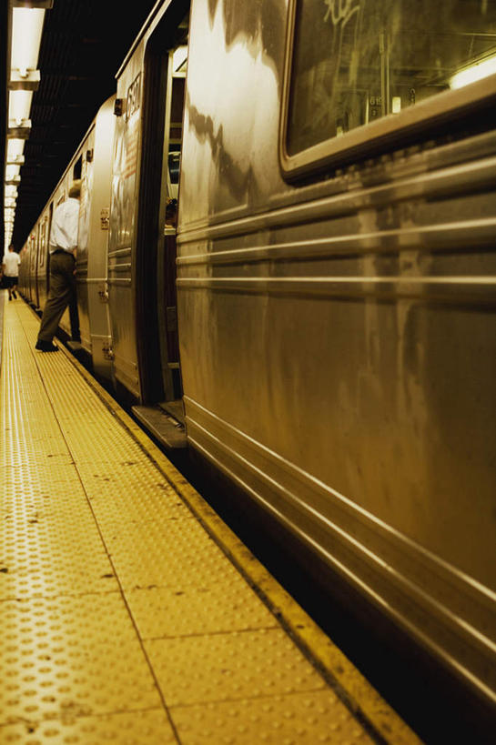 西方人,一个人,走,竖图,室内,白天,侧面,地铁,车站,欧洲,欧洲人,仅一个男性,仅一个人,乘客,服装,站台,轨道交通,注视,休闲装,月台,仅一个年轻男性,衣服,观察,看,休闲,休闲服,服饰,观看,察看,关注,搭客,男人,男性,年轻男性,白种人,步行,散步,走路,彩图,全身,地铁机动车,地下铁,轻轨