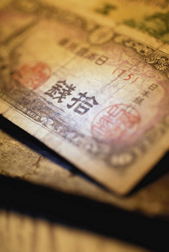 无人,竖图,俯视,室内,特写,白天,钱,桌面,桌子,静物,两张,阴影,朦胧,模糊,反射,木制,日文,标志,钱币,文字,影子,字符,标识,木制品,钞票,金融,纸币,经济,日元,流通,纸钞,贸易,日语,货币,现金,彩图,高角度拍摄,日本银行券,日圆