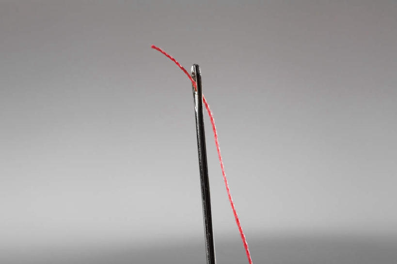 无人,横图,室内,特写,白天,正面,静物,一根,灰色背景,线,针,红色,摄影,影棚,缝纫,缝衣针,针线,彩图,影棚拍摄,拍摄