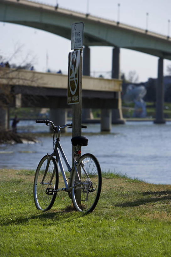 无人,竖图,室外,白天,正面,旅游,度假,草地,草坪,河流,美景,水,植物,城市,大桥,桥梁,自行车,美国,阴影,光线,影子,河水,景观,水流,斜拉桥,桥,娱乐,车,脚踏车,草,树,树木,绿色,阳光,自然,交通工具,享受,休闲,景色,放松,生长,成长,北美,北美洲,自然风光,美洲,首府,马里兰州,自由之州,战线之州,马里兰,北亚美利加洲,亚美利加洲,小美国,安纳波利斯,安那波利斯,亚那波里斯,彩图