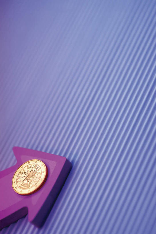 无人,竖图,俯视,室内,特写,白天,钱,桌面,桌子,静物,标志,钱币,欧元,方向,箭头,一个,红色,金融,经济,单个,指向,流通,贸易,货币,现金,硬币,彩图,高角度拍摄