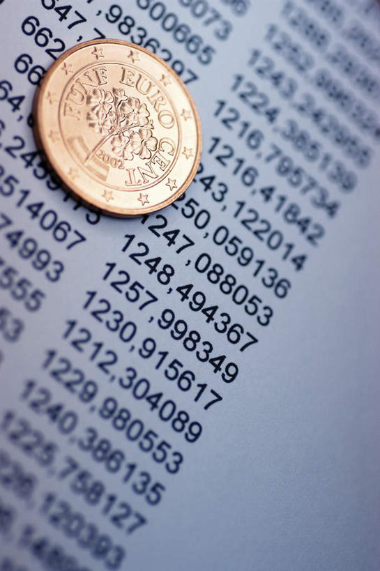 无人,竖图,俯视,室内,特写,白天,钱,数据,静物,标志,材料,档案,钱币,数字,文件,文字,纸,字符,欧元,标识,一个,资料,报表,金融,阿拉伯数字,经济,单个,文档,流通,贸易,货币,现金,硬币,彩图,高角度拍摄