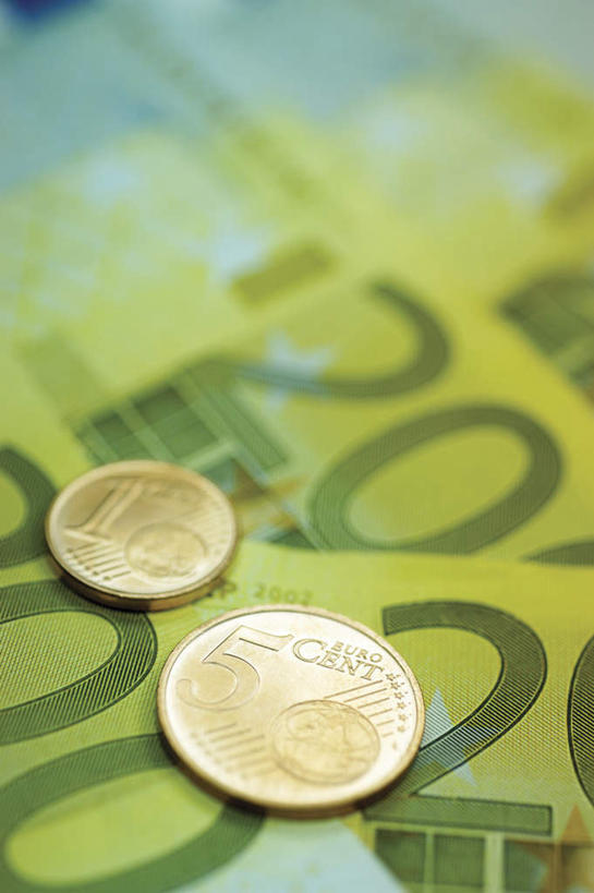 无人,竖图,俯视,室内,特写,白天,钱,桌面,桌子,静物,两枚,标志,钱币,数字,文字,字符,欧元,标识,两个,钞票,金融,纸币,阿拉伯数字,经济,流通,纸钞,贸易,货币,现金,硬币,彩图,高角度拍摄