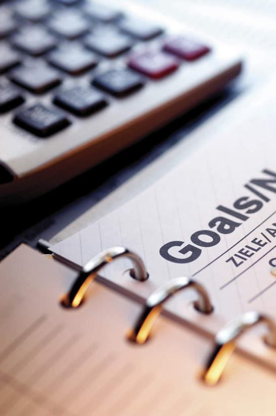 无人,竖图,俯视,室内,特写,白天,计算器,数据,静物,朦胧,模糊,计算,科学,英文,标志,材料,档案,数字,文件,文字,字符,字母,办公用品,记事本,标识,本子,笔记本,资料,报表,理财,财务,阿拉伯数字,英文字母,数学,文档,彩图,高角度拍摄