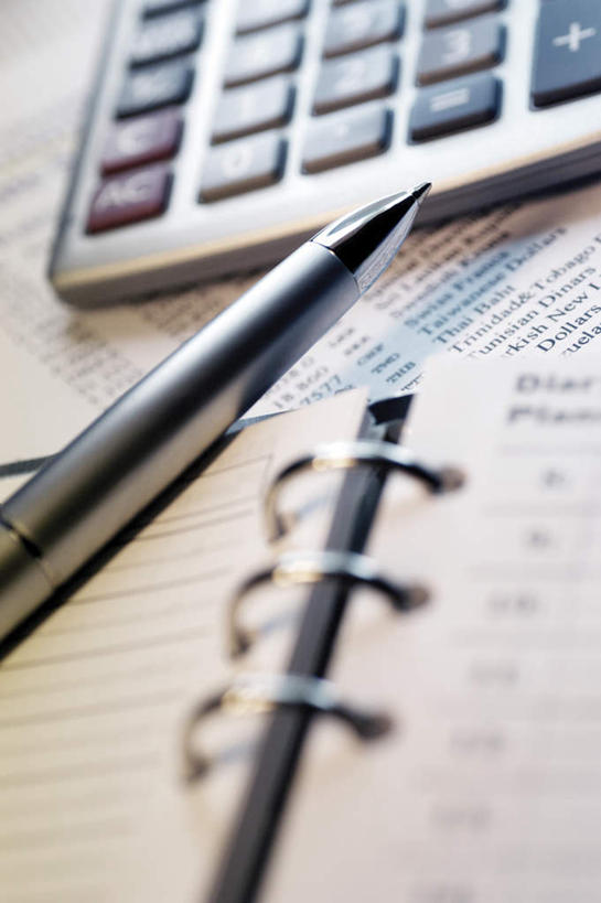 无人,竖图,俯视,室内,特写,白天,计算器,静物,计算,科学,英文,笔,标志,数字,文字,纸,字符,字母,办公用品,记事本,标识,水笔,文具,本子,笔记本,学习用品,理财,财务,阿拉伯数字,英文字母,文具用品,数学,彩图,高角度拍摄