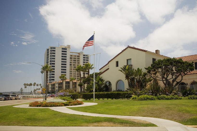 无人,宾馆,高楼大厦,横图,室外,白天,正面,度假,草地,草坪,美景,植物,城市风光,城市,大厦,道路,建筑,路,摩天大楼,公路,旗帜,国旗,美国,阴影,光线,影子,景观,云,云朵,交通,云彩,娱乐,草,蓝色,绿色,白云,蓝天,天空,阳光,天,享受,休闲,景色,放松,晴朗,北美,北美洲,加利福尼亚,美洲,加州,圣地亚哥,加利福尼亚州,金州,黄金州,圣地牙哥,圣迭戈,北亚美利加洲,亚美利加洲,拉霍亚,旗,晴空,马路,彩图,大楼,高层建筑,高楼,客店,客栈,旅店,旅馆,旅舍,摩天楼,汽车旅馆