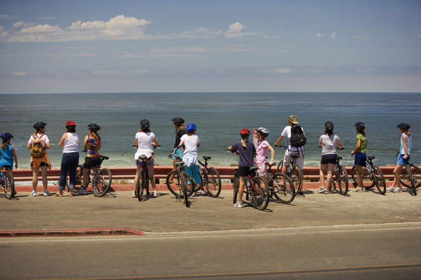 西方人,站,横图,室外,白天,海浪,海洋,沙滩,自行车,欧洲,美国,欧洲人,阴影,光线,沙子,影子,海岸,浪花,水平线,云,云朵,辽阔,海平线,沙地,许多人,云彩,车,脚踏车,背面,蓝色,白云,蓝天,天空,阳光,海水,交通工具,天,站着,一群人,广阔,晴朗,一望无际,北美,北美洲,加利福尼亚,美洲,海景,加州,圣地亚哥,加利福尼亚州,金州,黄金州,圣地牙哥,圣迭戈,北亚美利加洲,亚美利加洲,无边无际,一马平川,拉霍亚,男人,男性,年轻男性,年轻女性,女人,女性,白种人,大海,风浪,海,海水的波动,海滩,近岸浪,涌浪,晴空,彩图,全身,水天相接,水天一线