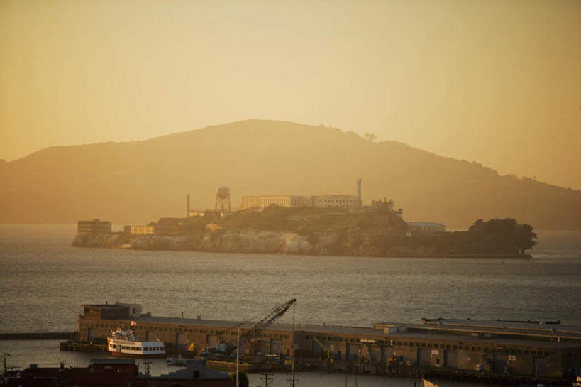 无人,家,码头,横图,室外,白天,正面,度假,河流,美景,山,山脉,水,城市风光,城市,船,美国,房屋,屋子,河水,景观,山峰,水流,山峦,娱乐,楼房,住宅,蓝色,蓝天,天空,群山,天,享受,休闲,景色,放松,晴朗,北美,北美洲,加利福尼亚,美洲,加州,加利福尼亚州,万里无云,金州,黄金州,北亚美利加洲,亚美利加洲,恶魔岛,旧金山湾,晴空,晴空万里,彩图,房子,摆渡口,埠头,渡口,渡头,货运码头